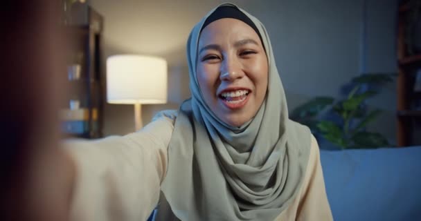 Close Asia Moslim Vrouw Hijab Met Casual Zitten Bank Gebruik — Stockvideo