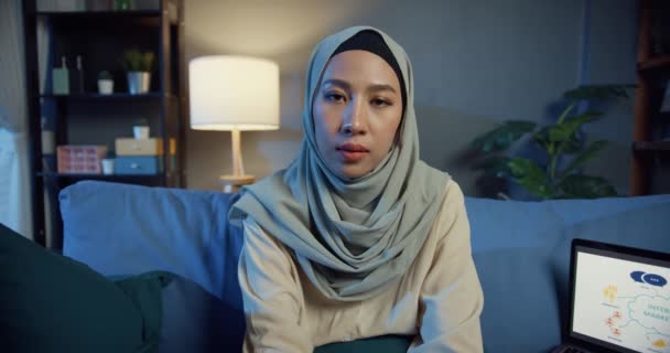 Νεαρή Ασιάτισσα Μουσουλμάνα Γυναίκα Hijab Casual Αναστατωμένος Γυναίκα Φορητό Υπολογιστή — Αρχείο Βίντεο