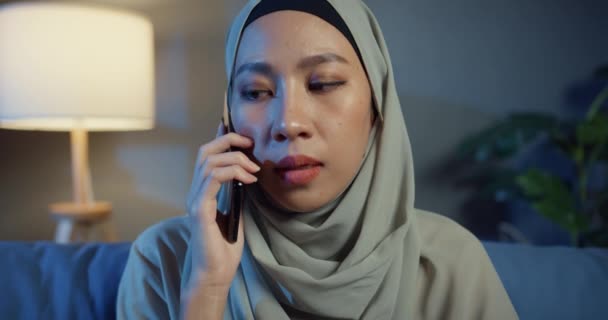 Ásia Muçulmano Mulher Hijab Com Casual Sentado Sofá Horas Extras — Vídeo de Stock