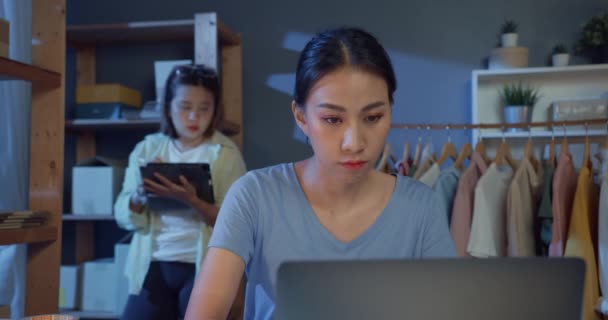 Две Азиатские Дамы Случайным Взглядом Табло Заказа Систему Инвентаризации Запасов — стоковое видео
