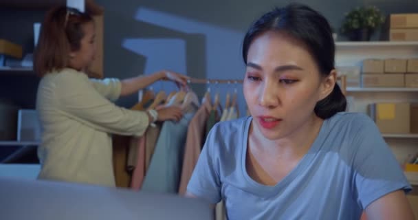 Twee Jonge Asia Dame Met Casual Blik Tablet Controle Bestelling — Stockvideo