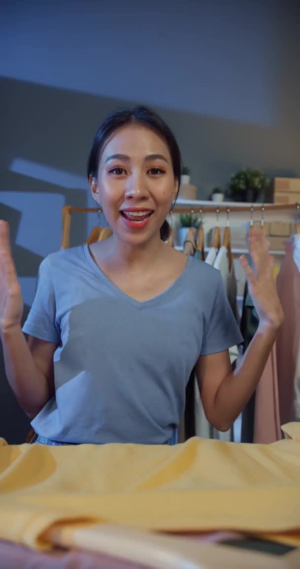 Junge Asiatische Mädchen Modedesignerin Blick Auf Kamera Online Livestream Zeigen — Stockvideo