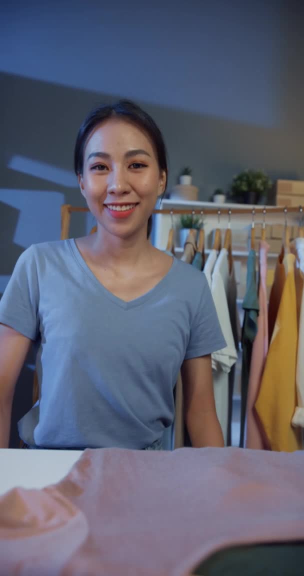Jovem Asiática Designer Moda Olhar Para Câmera Transmissão Vivo Line — Vídeo de Stock