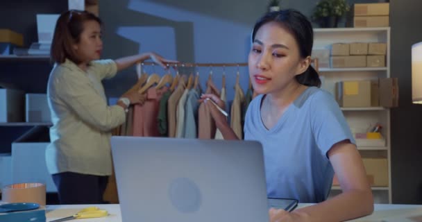Dwie Młode Azjatyckie Damy Przypadkowym Spojrzeniem Tabletkę Sprawdzić Zamówienie System — Wideo stockowe
