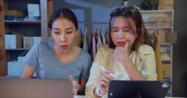 Две Молодые Азиатские Девушки Дизайнера Моды Случайным Взглядом Ноутбук Планшет — стоковое видео