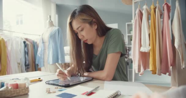 Profesional Asia Diseñador Moda Femenina Con Uso Casual Tableta Digital — Vídeo de stock