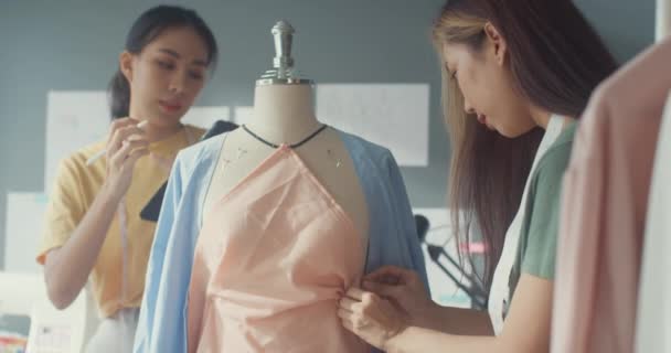 两名专业的亚洲快乐女士时装设计师与休闲人员合作 在商店里用数码平板测量磁带制作服装设计 女裁缝与创业伙伴 — 图库视频影像