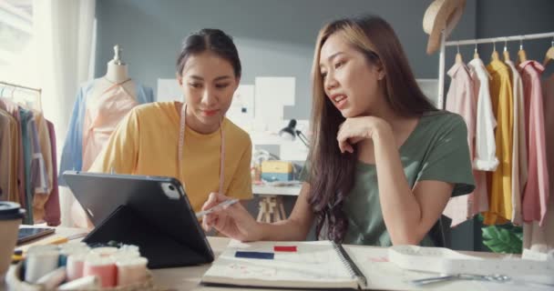 아시아의 직업적 디자이너 테이블 위에서 사이트와 태블릿 미팅을 이용해 가게에서의 — 비디오