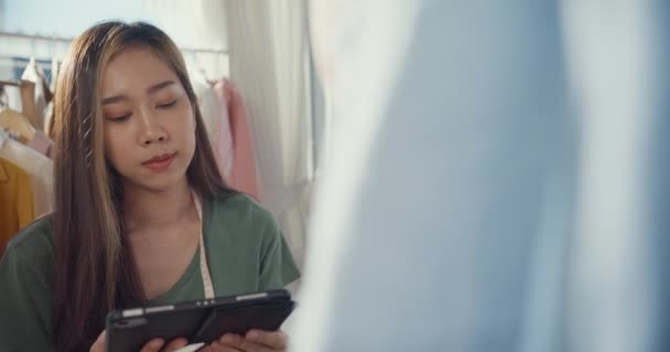 Wesoły Profesjonalny Projektant Mody Asia Lady Przypadkowym Użyciem Tabletu Cyfrowego — Wideo stockowe