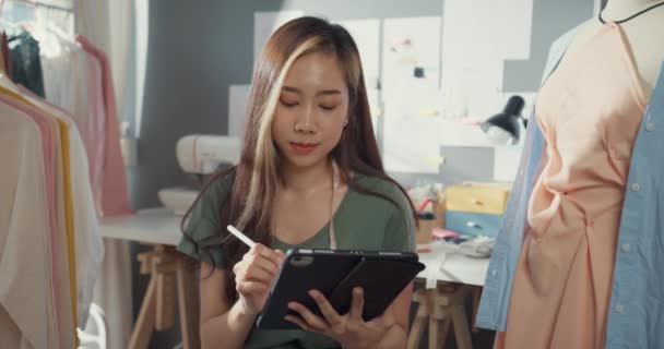 Alegre Designer Moda Profissional Ásia Senhora Com Uso Casual Tablet — Vídeo de Stock