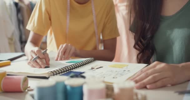 Profesi Close Asia Desainer Wanita Kerja Tim Pertemuan Sketsa Bekerja — Stok Video
