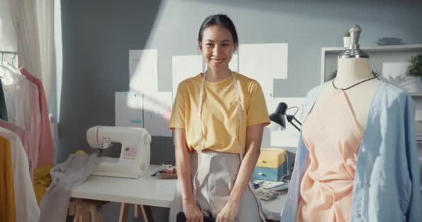 디지탈 태블릿을 아시아 디자이너는 가게에서 자신감을 가지고 카메라를 봅니다 작업실에서 — 비디오