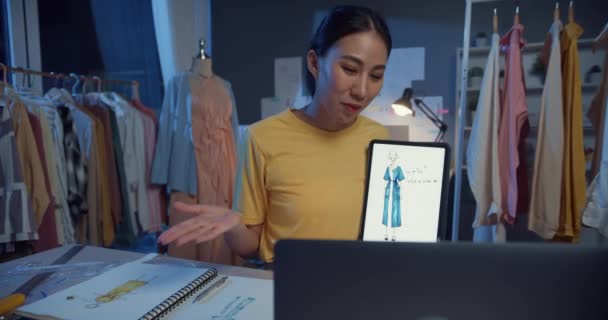 Jovem Asiática Senhora Costureira Usar Tablet Digital Reunião Com Designer — Vídeo de Stock