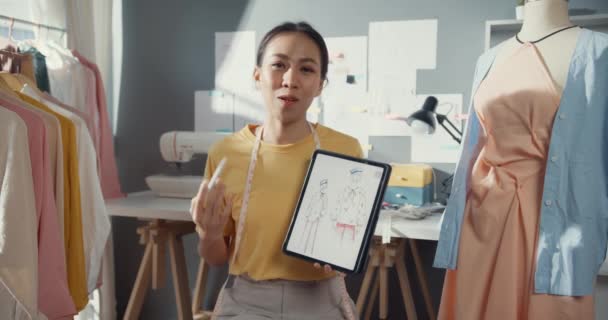 Jovem Asiática Senhora Costureira Com Casual Segurar Tablet Digital Reunião — Vídeo de Stock