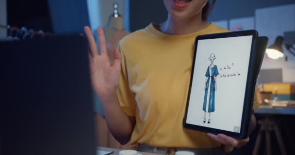 Close Jovem Ásia Senhora Costureira Usar Tablet Digital Reunião Com — Vídeo de Stock