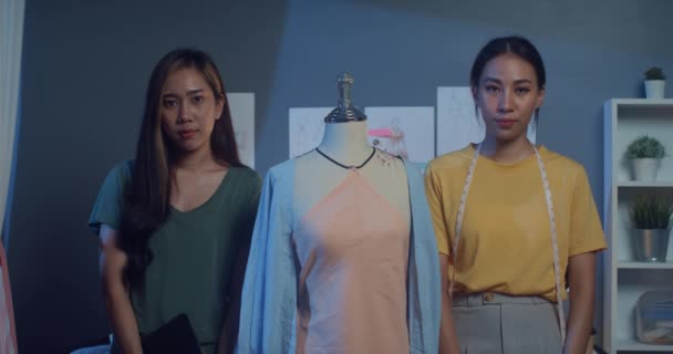 Две Профессиональные Азии Леди Модельер Уверенность Случайным Держать Цифровой Планшет — стоковое видео
