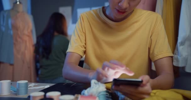 Närbild Unga Asien Dam Sömmerska Leende Använda Mobiltelefon Njuta Shopping — Stockvideo