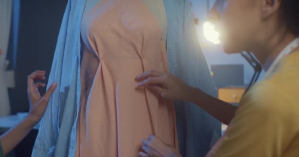 아시아의 디자이너 평시의 초과근무와 이루어 밤중에 가게에서 아름다운 드레스를 만드는 — 비디오