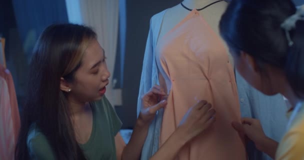 아시아의 디자이너 평시의 초과근무와 이루어 밤중에 가게에서 아름다운 드레스를 만드는 — 비디오