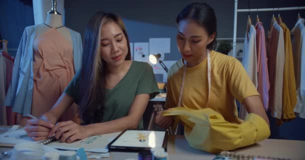 Dos Profesionales Asia Alegre Dama Diseñador Moda Trabajo Equipo Con — Vídeo de stock