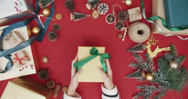 Vista Superior Las Manos Muchacha Desembalaje Regalo Caja Decoraciones Navidad — Vídeos de Stock