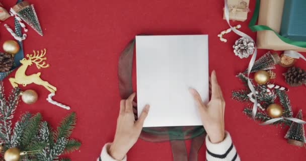 Visão Superior Mãos Menina Desempacotando Presente Caixa Presente Inverno Decorações — Vídeo de Stock