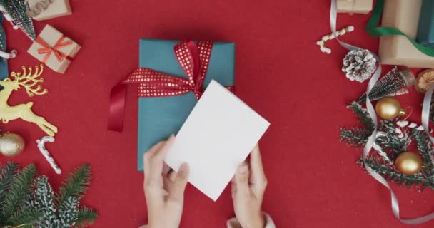Horní Pohled Dívčí Ruce Vybalování Dárek Box Zimní Vánoční Dekorace — Stock video