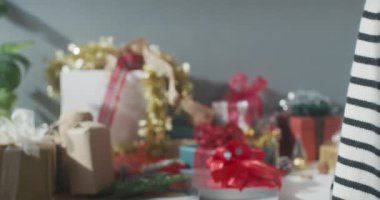 Kız ellerinin hediye kutusuna kış yılbaşı süsü vermelerini kapatın. Geleneksel Noel kompozisyonu ve yeni yıl tatili sezonunun en az yaratıcılığı.