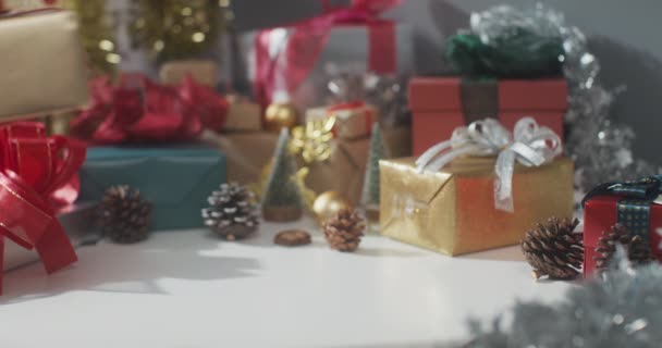 Närbild Flicka Händer Förbereda Nuvarande Presentförpackning Vinter Jul Dekorationer Bordet — Stockvideo