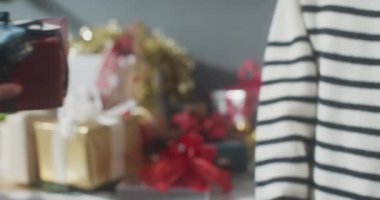 Kız ellerinin hediye kutusuna kış yılbaşı süsü vermelerini kapatın. Geleneksel Noel kompozisyonu ve yeni yıl tatili sezonunun en az yaratıcılığı.