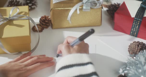 Close Mãos Menina Escrevendo Cartão Saudação Inverno Decorações Natal Mesa — Vídeo de Stock