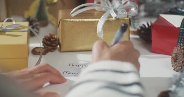 Close Mãos Menina Escrevendo Cartão Saudação Inverno Decorações Natal Mesa — Vídeo de Stock