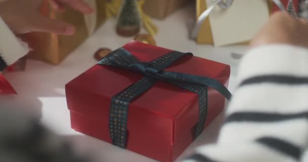 Close Mãos Menina Embrulhando Presente Caixa Presente Inverno Decorações Natal — Vídeo de Stock