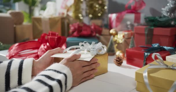 Zbliżenie Dziewczyny Ręce Rozpakowywanie Prezent Pudełko Zimowe Dekoracje Świąteczne Czerwonym — Wideo stockowe