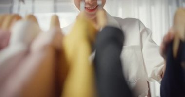 Yakın plan genç Asyalı bayan hediyelik eşya alışverişi için alışveriş merkezinde ya da elbise mağazasında elbise seçiyor. Alışverişkolik kız, özel fiyat, tatil aktiviteleri yaşam tarzı konsepti.