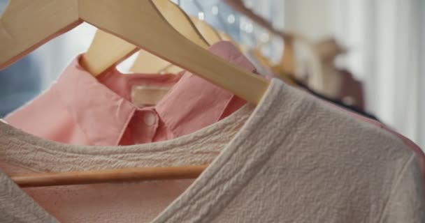 Close Ubrania Wiszą Wieszaku Ubrania Sklepie Odzieżowym Słodkim Tonem Fashion — Wideo stockowe