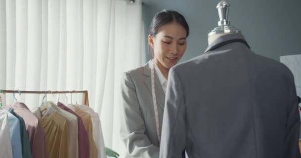 Concentrado Joven Modista Asia Diseñador Moda Trabajo Stand Con Traje — Vídeos de Stock