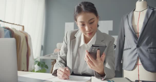 Profesjonalne Wesoły Azji Businesswoman Projektantka Siedzi Stole Spojrzeć Smartfon Sprawdzić — Wideo stockowe