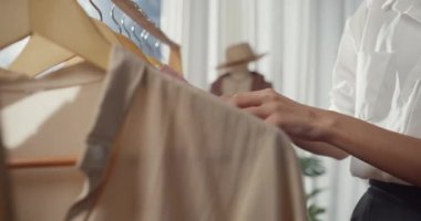 Yakın plan genç Asyalı bayan hediyelik eşya alışverişi için alışveriş merkezinde ya da elbise mağazasında elbise seçiyor. Alışverişkolik kız, özel fiyat, tatil aktiviteleri yaşam tarzı konsepti.