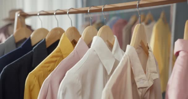 Ropa Primer Plano Cuelga Estante Ropa Tienda Ropa Con Tono — Vídeos de Stock