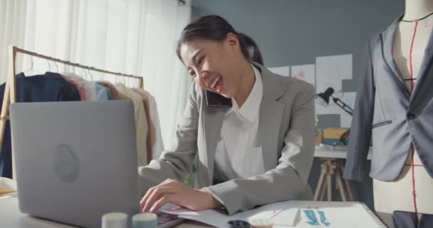 Επαγγελματική Χαρούμενη Ασία Επιχειρηματίας Σχεδιαστής Κάθεται Στο Γραφείο Χρήση Φορητό — Αρχείο Βίντεο