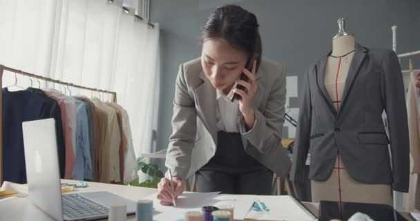 Profesjonalne Wesołe Asia Businesswoman Projektantka Siedzi Biurku Pomocą Laptopa Telefon — Wideo stockowe