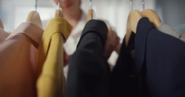 Yakın plan genç Asyalı bayan hediyelik eşya alışverişi için alışveriş merkezinde ya da elbise mağazasında elbise seçiyor. Alışverişkolik kız, özel fiyat, tatil aktiviteleri yaşam tarzı konsepti.