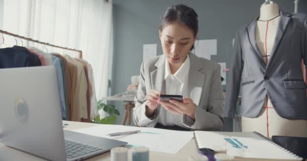 Profesional Alegre Diseñador Mujer Negocios Asia Sentado Mesa Mirar Teléfono — Vídeos de Stock