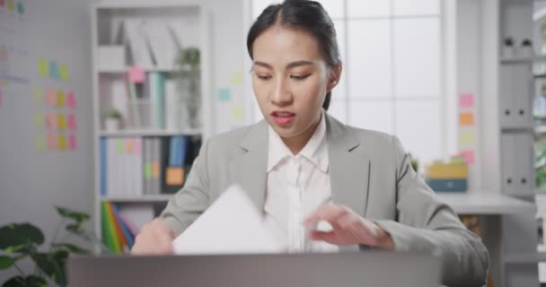 Jonge Asia Zakenvrouw Zit Het Bureau Boos Met Financiën Rapport — Stockvideo