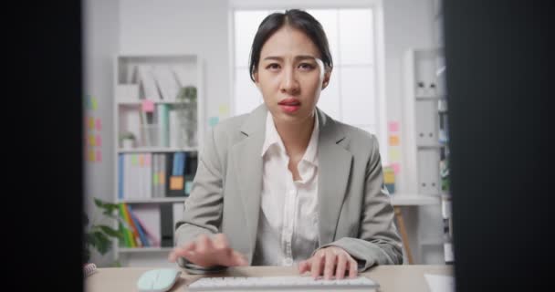 Young Asia Businesswoman Sitting Desk Laptop Stress Too Much Work — Stock Video