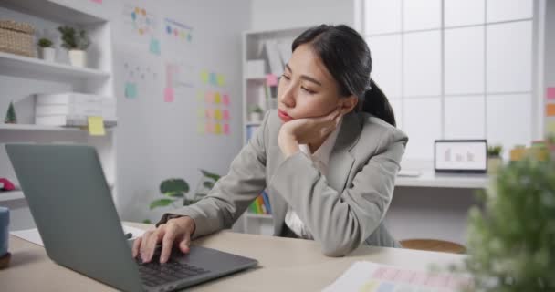 Ung Asiatisk Affärskvinna Sitter Skrivbordet Med Laptop Överarbetade Trött Utbrändhet — Stockvideo