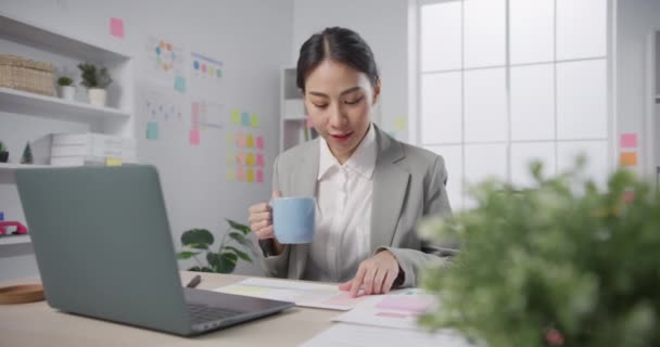 Νεαρή Ασία Χαρούμενη Επαγγελματίας Σύμβουλος Οικονομικών Businesswoman Κάθεται Στο Γραφείο — Αρχείο Βίντεο
