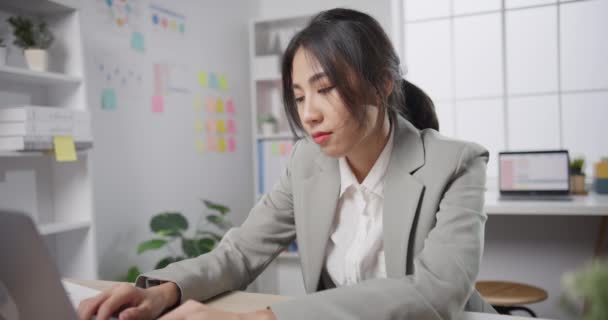 Jovem Empresária Asiática Senta Mesa Com Laptop Sobrecarregado Síndrome Burnout — Vídeo de Stock