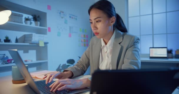 Joven Asia Alegre Profesional Mujer Sentada Escritorio Concentran Trabajando Ordenador — Vídeos de Stock